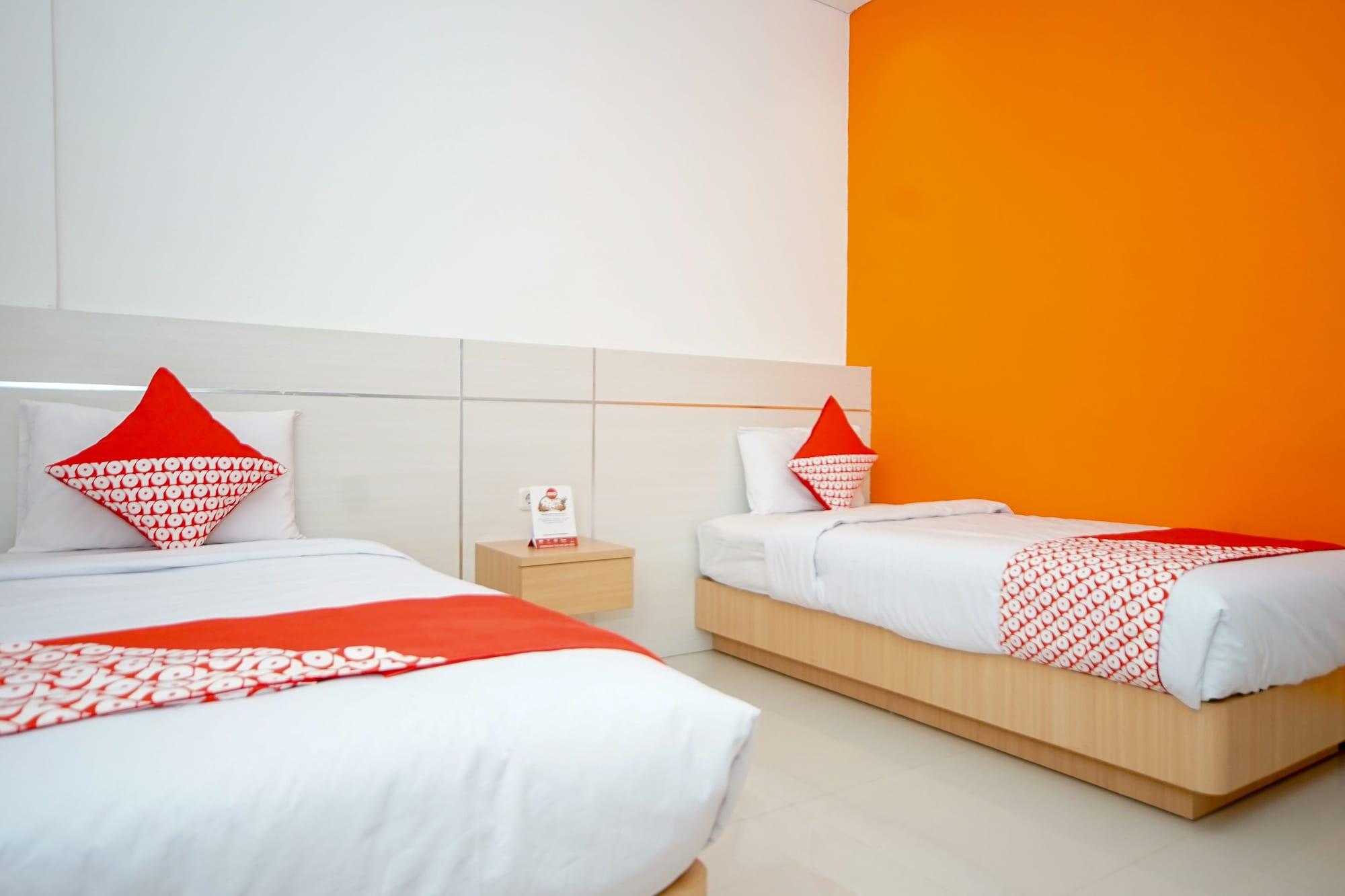Oyo 344 Kr Hotel Palembang Exterior photo