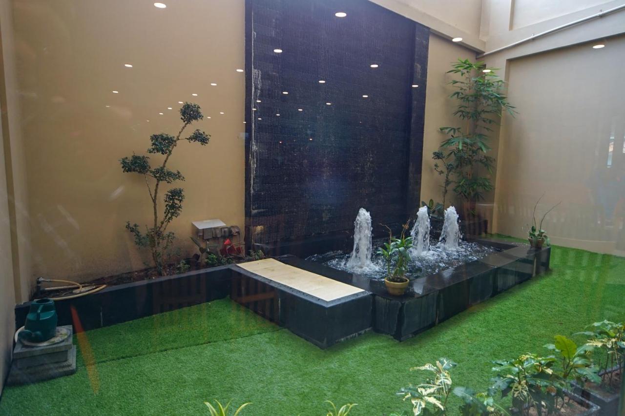 Oyo 344 Kr Hotel Palembang Exterior photo