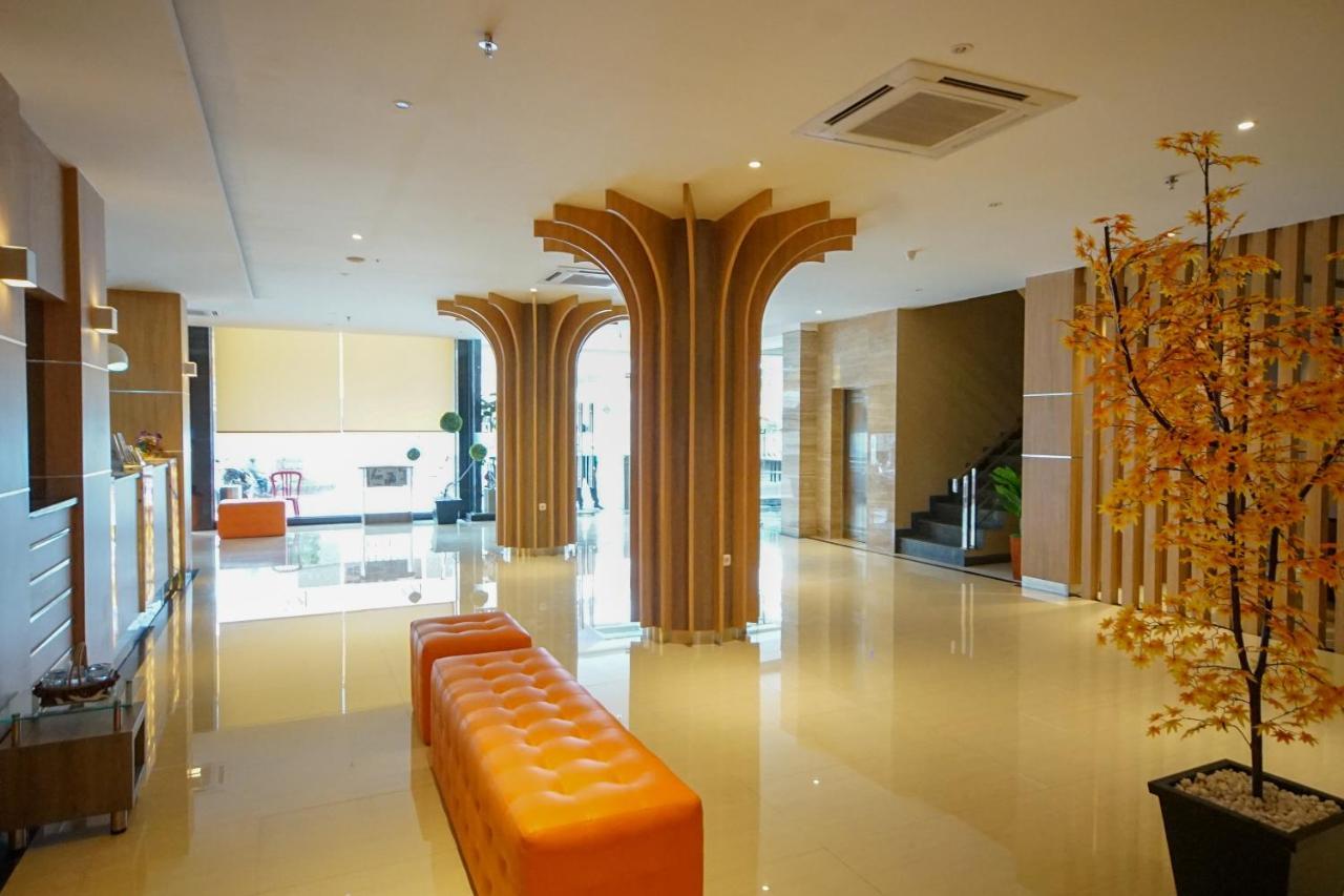 Oyo 344 Kr Hotel Palembang Exterior photo