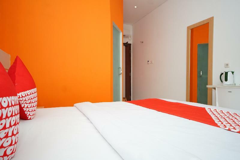 Oyo 344 Kr Hotel Palembang Exterior photo