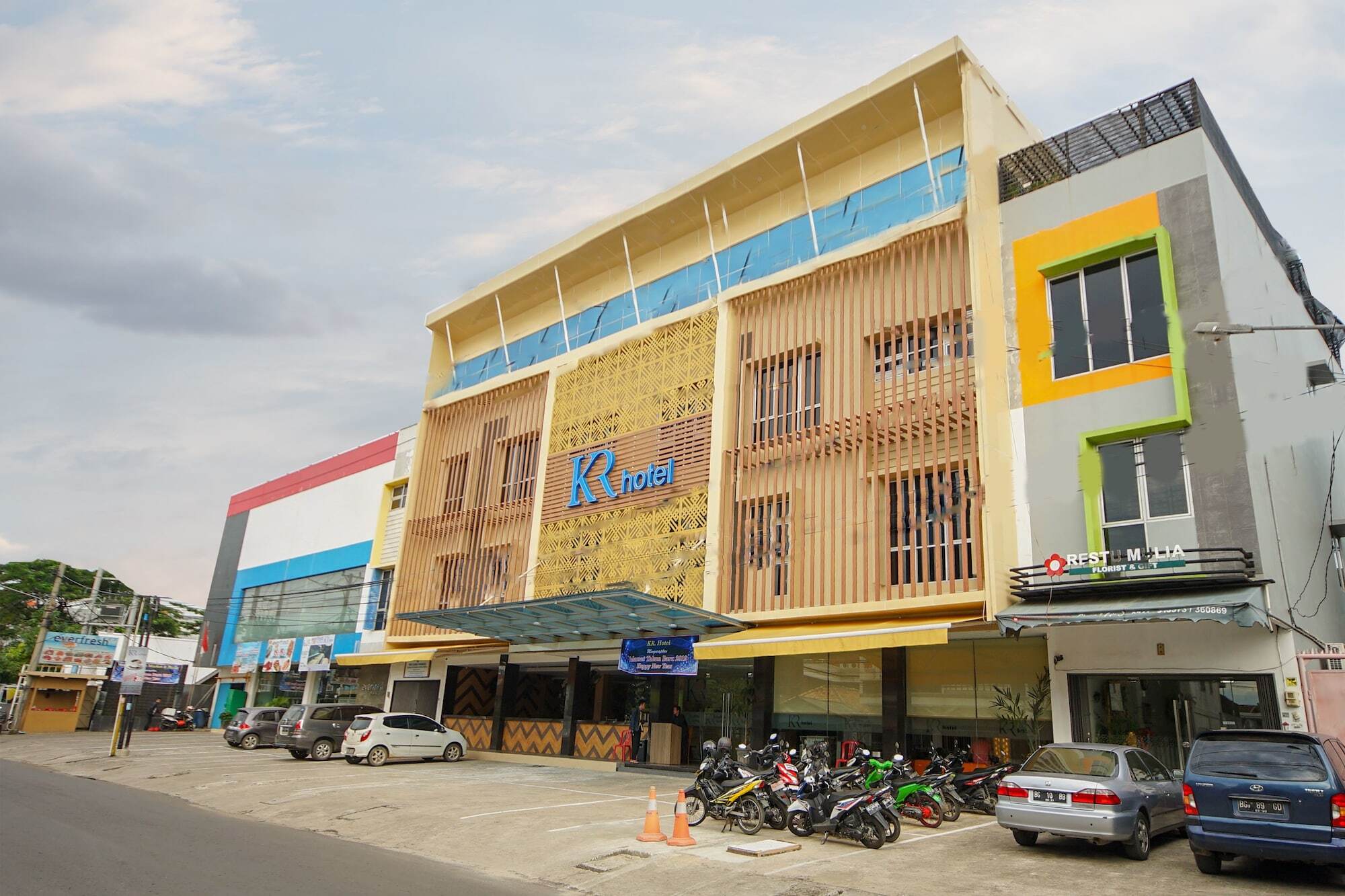 Oyo 344 Kr Hotel Palembang Exterior photo